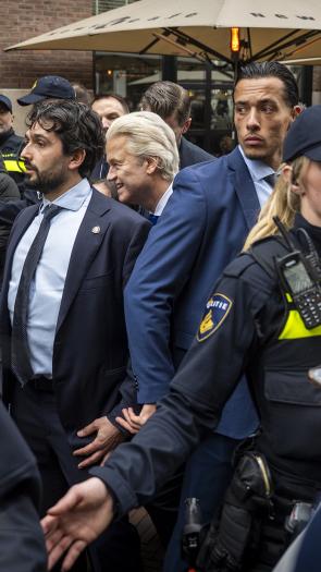 Wilders loopt door winkelstraat omringt door politie en beveiligers