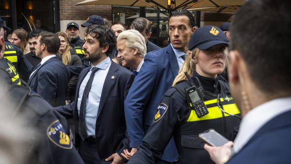 Wilders loopt door winkelstraat omringt door politie en beveiligers