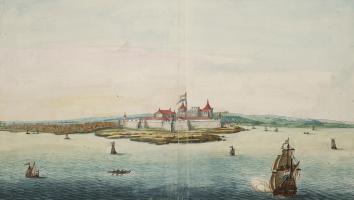 Tekening van fort Elmina vanaf zee. Fort met Nederlandse vlag erop. Er varen boten naartoe. 