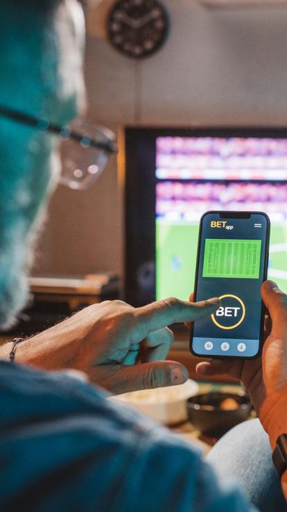 Mijn kijkt voetbalwedstrijd en heeft tegelijk een gok-app open op zijn telefoon