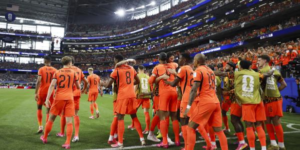 Spelers Nederlands elftal in oranjeshirt vieren feest na doelpunt tegen Japan.