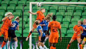 Nederlands vrouwen team halen een kopbal