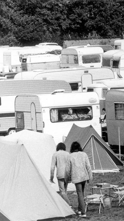 zwart-witfoto van een hele volle camping vol tenten en caravans
