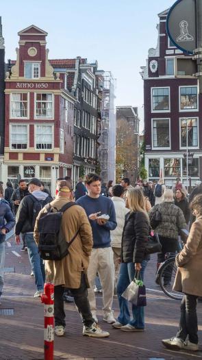 mensen lopen over straat in Amsterdam