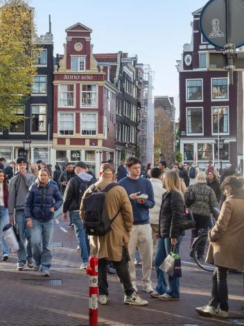 mensen lopen over straat in Amsterdam