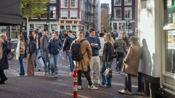 mensen lopen over straat in Amsterdam
