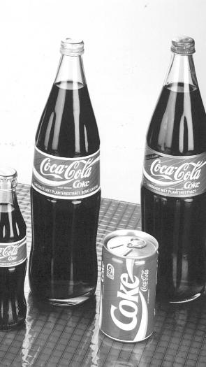Zwart-wit foto van oude coca-cola flessen en blikjes