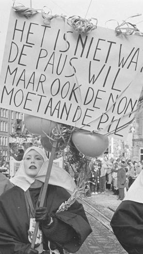 Vrouwen gekleed als nonnen lopen mee met protest met bord met de tekst: Het is niet wat de paus wil, maar ook de non moet aan de pil.