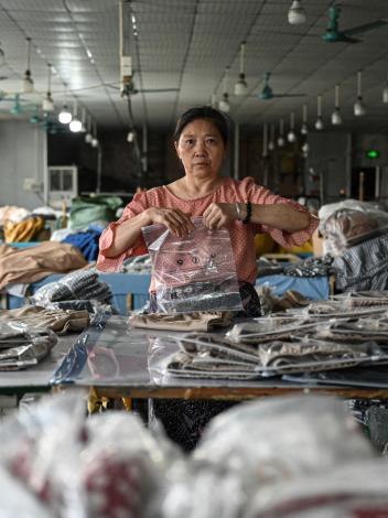 Een vrouw pakt pakketjes in voor Temu in China