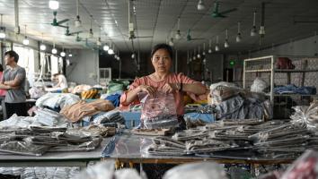 Een vrouw pakt pakketjes in voor Temu in China