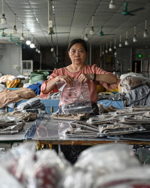Een vrouw pakt pakketjes in voor Temu in China