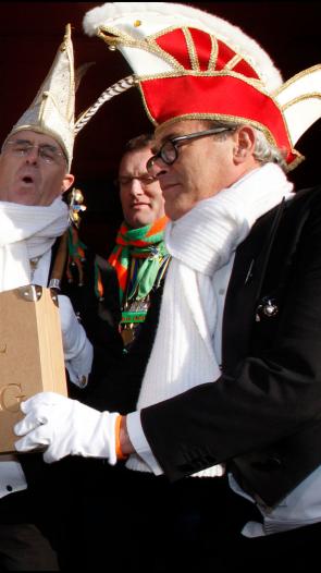 Prins Carnaval neemt de sleutel van Tilburg symbolisch aan van de burgemeester