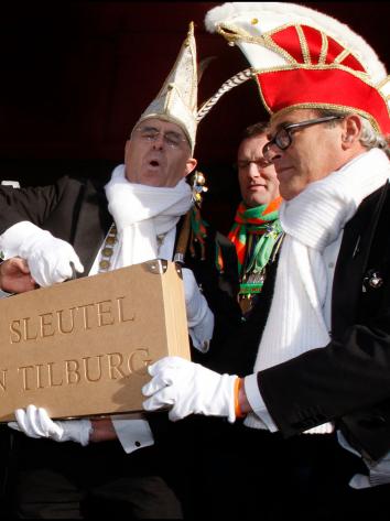 Prins Carnaval neemt de sleutel van Tilburg symbolisch aan van de burgemeester
