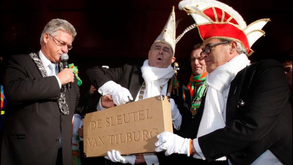 Prins Carnaval neemt de sleutel van Tilburg symbolisch aan van de burgemeester