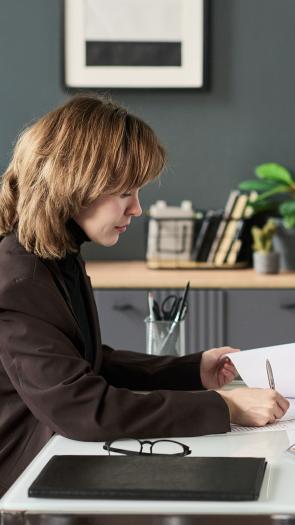iemand ondertekent papieren bij de notaris