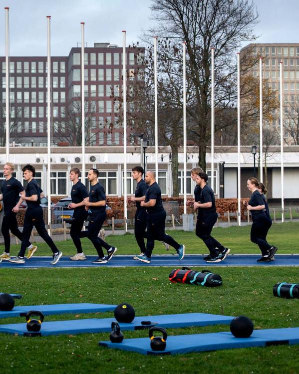 reservisten in training; ze zijn samen aan het hardlopen en voor ze liggen fitness-spullen