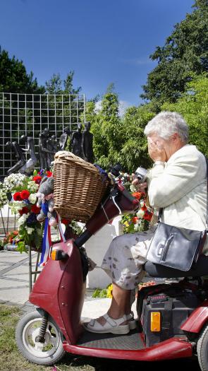 Vrouw huilt na herdenking 15 augustus bij het monument in Den Haag