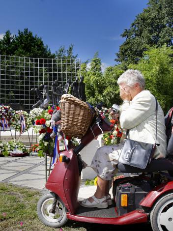 Vrouw huilt na herdenking 15 augustus bij het monument in Den Haag