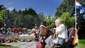 Vrouw huilt na herdenking 15 augustus bij het monument in Den Haag