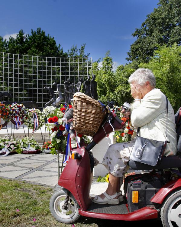 Vrouw huilt na herdenking 15 augustus bij het monument in Den Haag