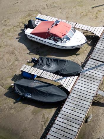 Boten aan de steiger liggen op droge grond vanwege watertekorten