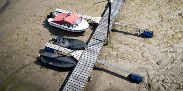 Boten aan de steiger liggen op droge grond vanwege watertekorten