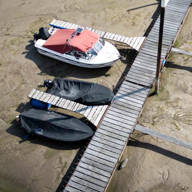 Boten aan de steiger liggen op droge grond vanwege watertekorten