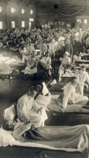 een sepia-foto van een noodhospitaal voor patiënten met Spaanse Griep in 1918