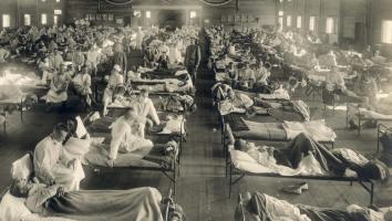een sepia-foto van een noodhospitaal voor patiënten met Spaanse Griep in 1918