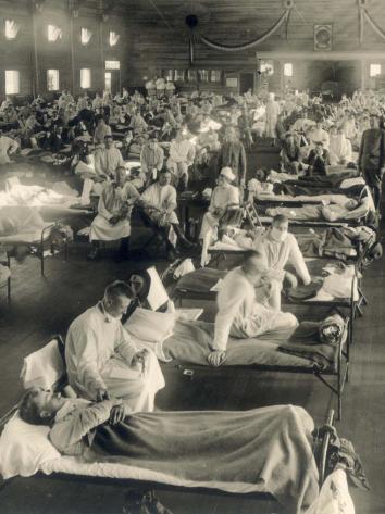 een sepia-foto van een noodhospitaal voor patiënten met Spaanse Griep in 1918