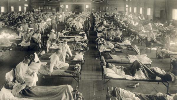 een sepia-foto van een noodhospitaal voor patiënten met Spaanse Griep in 1918