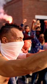Protesterende mensen met rode vlammen
