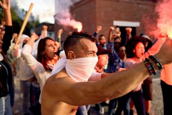 Protesterende mensen met rode vlammen