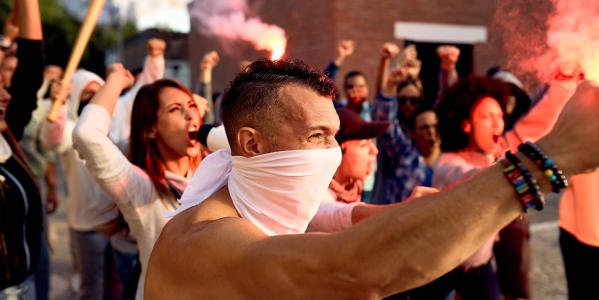 Protesterende mensen met rode vlammen