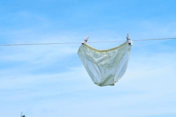kanten onderbroek een een waslijn met blauwe lucht op de achtergrond