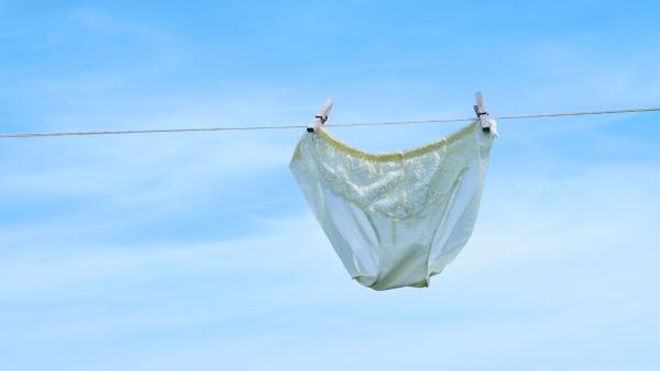 kanten onderbroek een een waslijn met blauwe lucht op de achtergrond