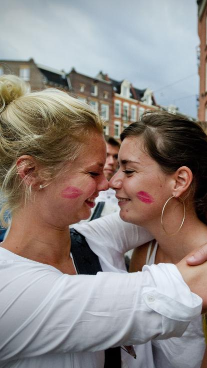 Twee vrouwen kussen bijna op straat