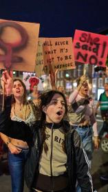 Protest voor vrouwenveiligheid met borden met teksten als: She said no. 