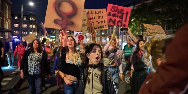 Protest voor vrouwenveiligheid met borden met teksten als: She said no.