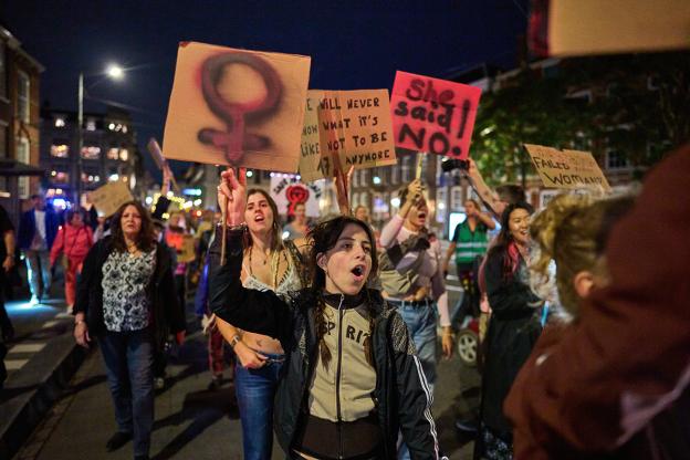 Protest voor vrouwenveiligheid met borden met teksten als: She said no.
