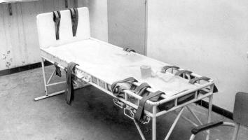 Vastbind bed uit een mentale inrichting