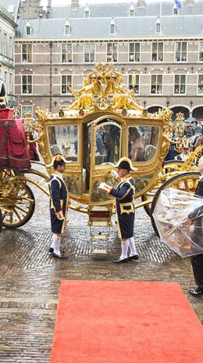 De deur van de Gouden Koets wordt opengehouden voor Máxima. 