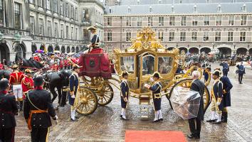 De deur van de Gouden Koets wordt opengehouden voor Máxima. 
