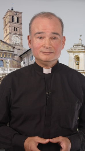 Een priester staar voor een afbeelding van verschillende kerken