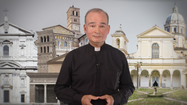 Een priester staar voor een afbeelding van verschillende kerken
