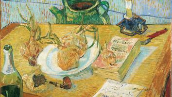 Stilleven rond een bord met uien