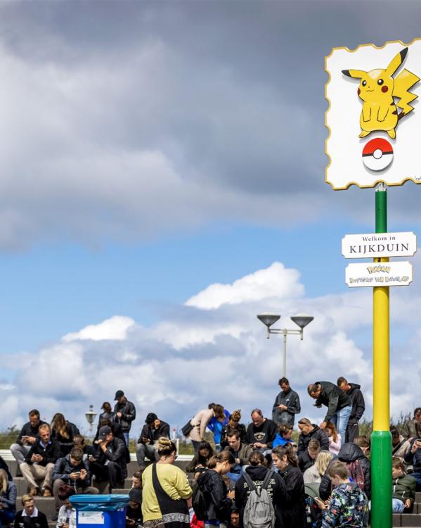 In Kijkduin komen mensen massaal Pokémon vangen