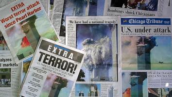 Een verzameling voorpagina's van kranten bij elkaar met koppen als 'Extra terror!', 'Worst terror attack since Pearl Harbor', 'US under attack' en 'We have had a national tragedy' en foto's van de Twin Towers in brand.