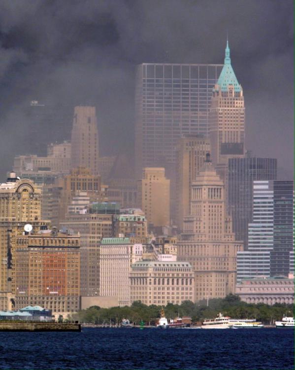 De skyline van New York in de rook van de aanslagen