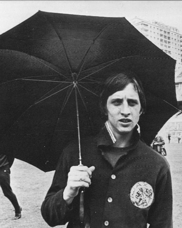 Cruijff met paraplu